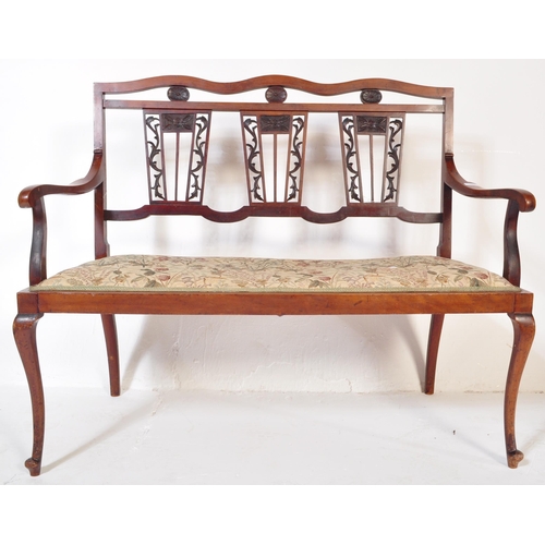 1582 - Edwardian early 20th Century mahogany double seater chair / bench. Having a curved back with repeati... 