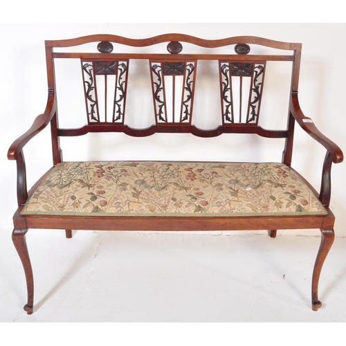 1582 - Edwardian early 20th Century mahogany double seater chair / bench. Having a curved back with repeati... 