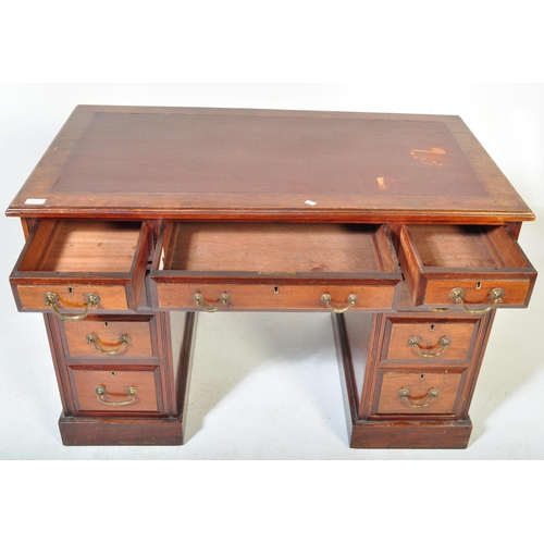 1672 - A Victorian 19th mahogany and leather twin pedestal desk office desk. Raised on plinth bases with pe... 