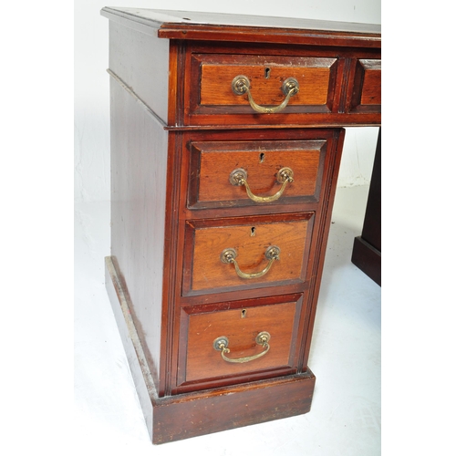 1672 - A Victorian 19th mahogany and leather twin pedestal desk office desk. Raised on plinth bases with pe... 