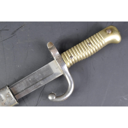 142 - A 19th Century French 1866 pattern ' Chassepot ' rifle bayonet. The bayonet having ribbed brass hilt... 