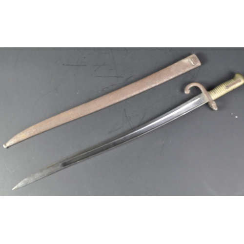 142 - A 19th Century French 1866 pattern ' Chassepot ' rifle bayonet. The bayonet having ribbed brass hilt... 