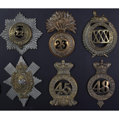 271 - A collection of x14 assorted First, Second World War (and other) British Military uniform cap badges... 