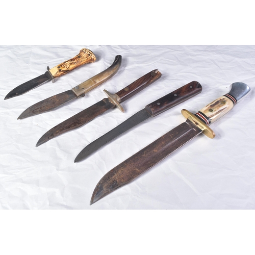 308 - A collection of x5 assorted vintage hunting knives / boot knives. Various examples to include; Willi... 