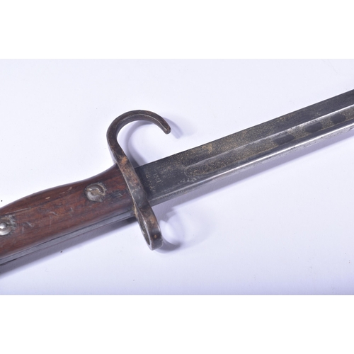 355 - An original WWI First World War era 1907 pattern SMLE / Lee Enfield sword bayonet. The bayonet havin... 