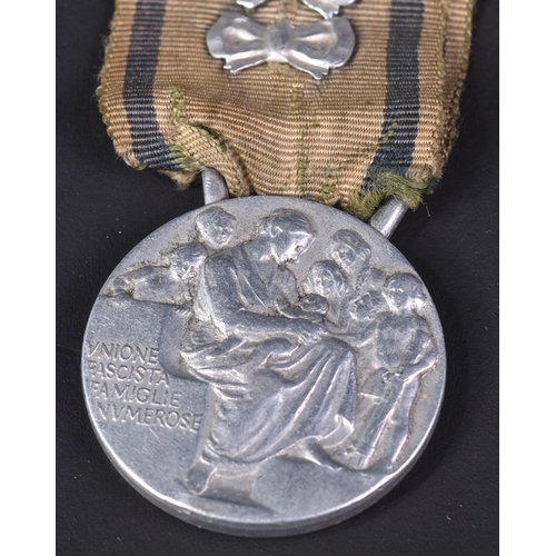 356 - An original WWII Second World War Italian Mothers medal  Medal of the Fascist Union of Large Familie... 