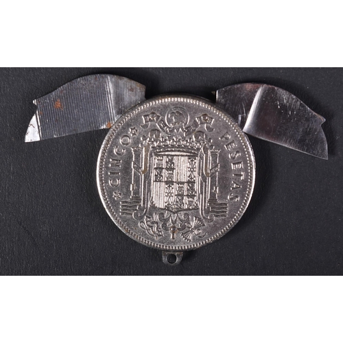 452 - A vintage 1949 Spanish Peseta coin with x2 concealed blades. The curved blades sitting between the t... 