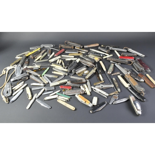 109 - A large collection of assorted vintage penknives / pocket knives. Examples to include British Milita... 