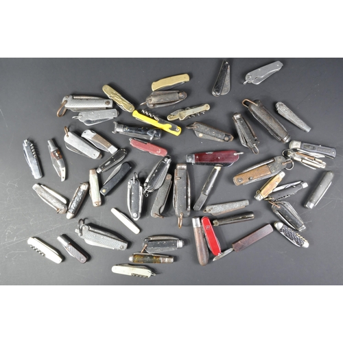 109 - A large collection of assorted vintage penknives / pocket knives. Examples to include British Milita... 