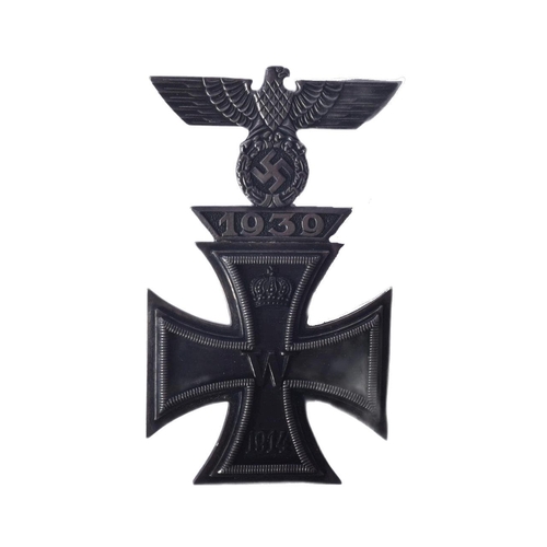 190 - An original WWI First World War Imperial German Army First Class Iron Cross medal, with affixed one-... 