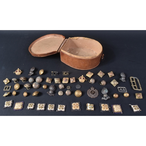 207 - A collection of assorted WWII Second World War British Army uniform buttons and cap badges comprisin... 