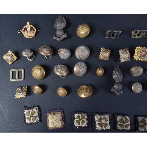 207 - A collection of assorted WWII Second World War British Army uniform buttons and cap badges comprisin... 