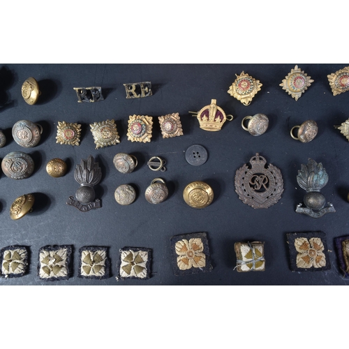 207 - A collection of assorted WWII Second World War British Army uniform buttons and cap badges comprisin... 