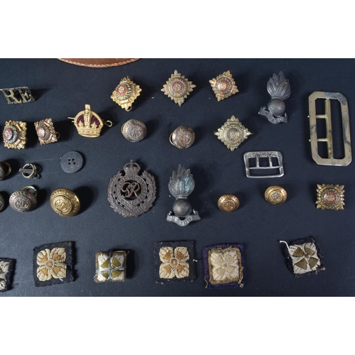 207 - A collection of assorted WWII Second World War British Army uniform buttons and cap badges comprisin... 