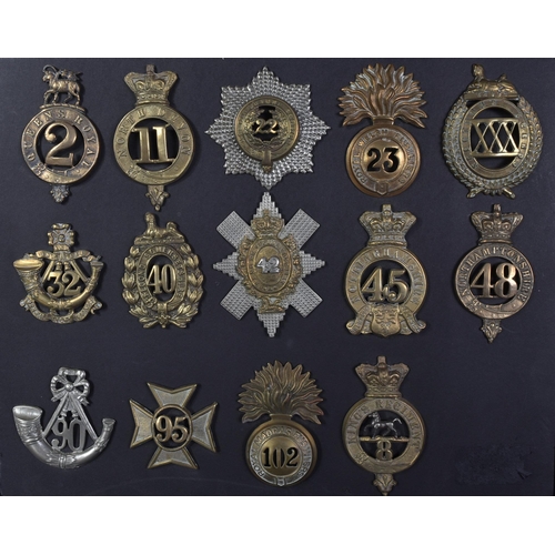 271 - A collection of x14 assorted First, Second World War (and other) British Military uniform cap badges... 