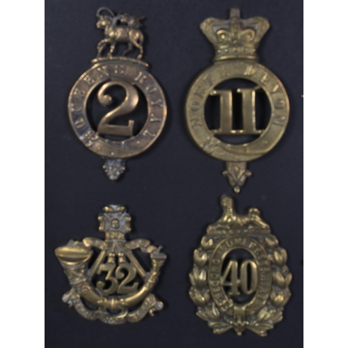 271 - A collection of x14 assorted First, Second World War (and other) British Military uniform cap badges... 