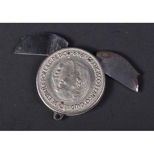 452 - A vintage 1949 Spanish Peseta coin with x2 concealed blades. The curved blades sitting between the t... 