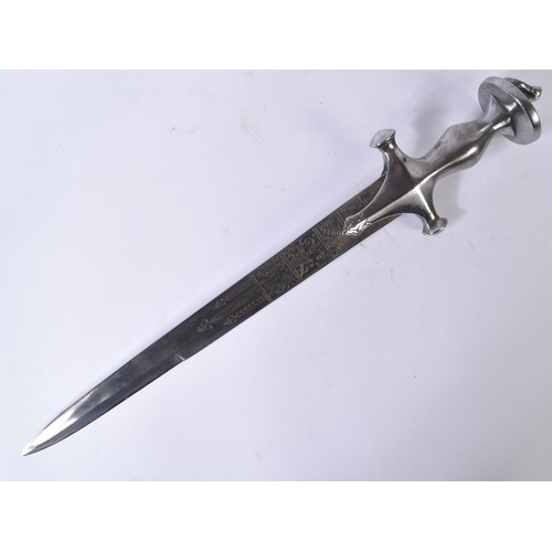 8 - An 18th Century Indian / British Empire Officers short sword / dress dagger. The dagger having a dom... 