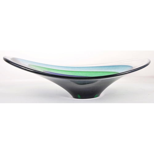 106 - P. Harris - A contemporary 2009 designer curved glass centrepiece dish / bowl having graduating colo... 