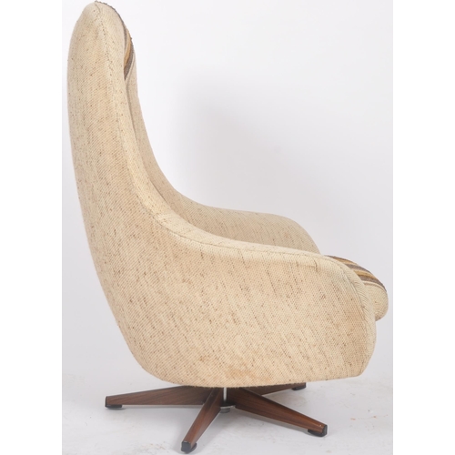 110 - Slatte Gungan - A matching pair of mid 20th Century Swedish egg chairs / swivel lounge armchairs wit... 