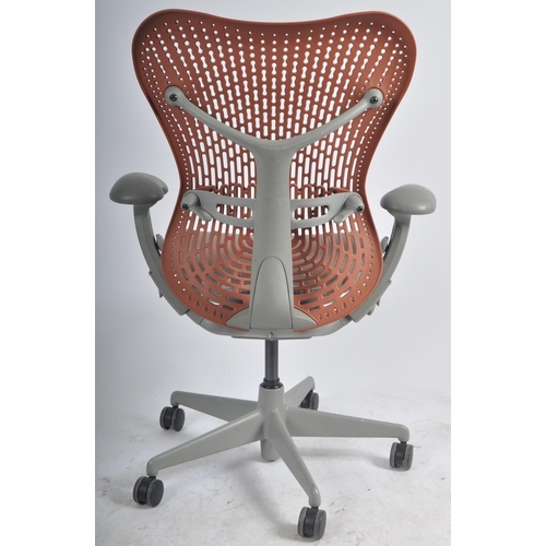 149 - Studio 7.5 - Herman Miller - Mirra 2 - A retro late 20th Century swivel desk office chair having adj... 