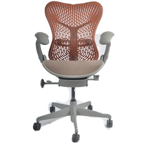 310 - Studio 7.5 - Herman Miller - Mirra 2 - A retro late 20th Century swivel desk office chair having adj... 