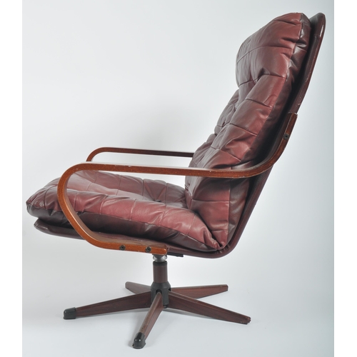 592 - A retro mid 20th Century bentwood & leather swivel lounge chair / easy armchair having a bentwood fr... 