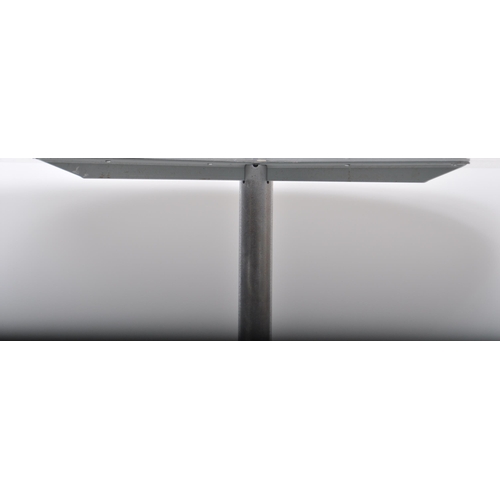 90 - Arne Jacobsen (Danish, 1902-1971) for Fritz Hansen - A retro mid 20th Century dining table having a ... 