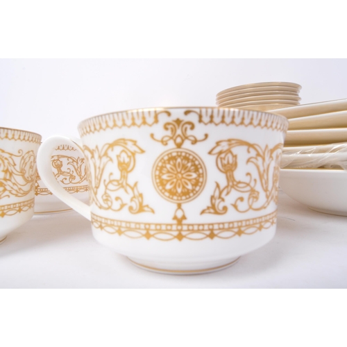 132 - Royal Worcester -Hyde Park - A vintage 20th century bone china Royal Worcester tea and dinner servic... 