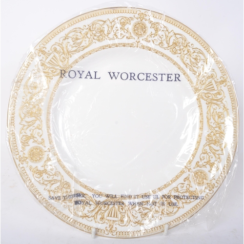 132 - Royal Worcester -Hyde Park - A vintage 20th century bone china Royal Worcester tea and dinner servic... 