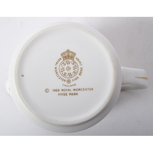 132 - Royal Worcester -Hyde Park - A vintage 20th century bone china Royal Worcester tea and dinner servic... 