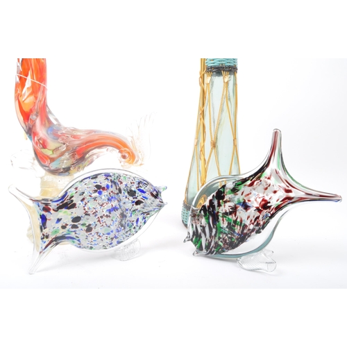 141 - A retro vintage 20th Century Murano Italian glass cockerel. Together with two murano glass fish scul... 