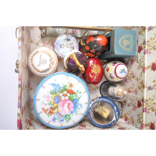 178 - A large collection of vintage 20th century & later bone china commemorative souvenirs thimbles. The ... 