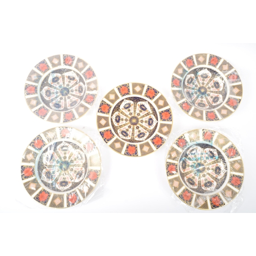 21 - A set of five contemporary 2004 Royal Crown Derby china soup plates in the Old Imari pattern. All st... 