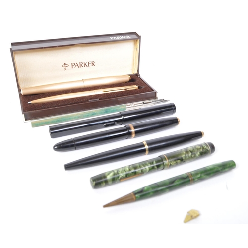 213 - A collection of vintage 20th century pens and fountain pens. The pens to include vintage Parker Duof... 