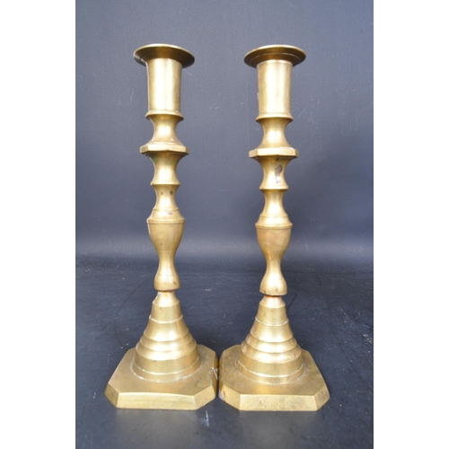 216 - A collection of vintage 20th Century brass items. To include; a pair of candle stick holders on squa... 