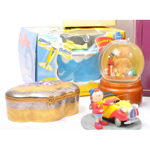 219 - A collection of vintage 20th century boxed figurines and ornaments to include a Walt Disney Enchante... 