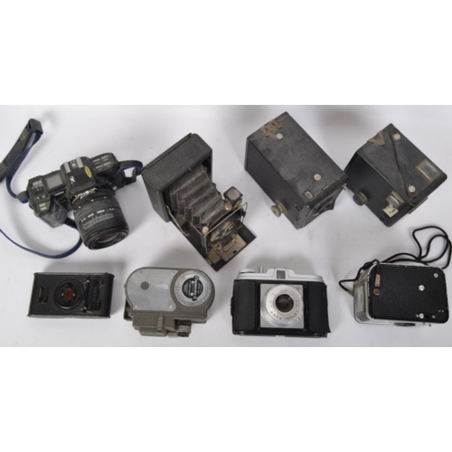 222 - A collection of vintage 20th century camera equipment. The lot to include a Minolta 7000 camera, a K... 