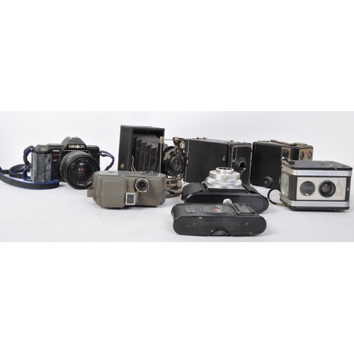 222 - A collection of vintage 20th century camera equipment. The lot to include a Minolta 7000 camera, a K... 