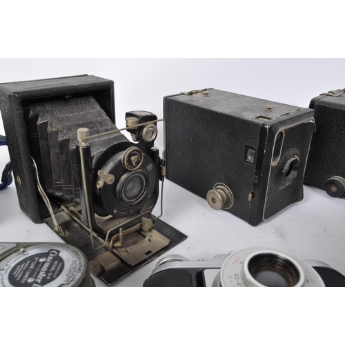 222 - A collection of vintage 20th century camera equipment. The lot to include a Minolta 7000 camera, a K... 