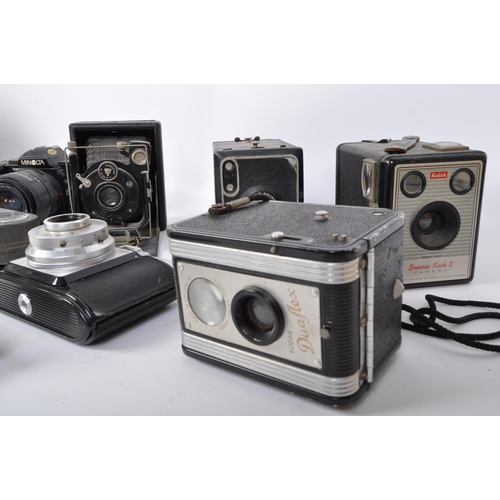 222 - A collection of vintage 20th century camera equipment. The lot to include a Minolta 7000 camera, a K... 