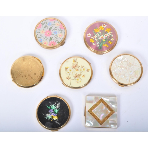 231 - A collection of seven vintage 20th Century make up compact cases. Comprising of Stratton, England, A... 