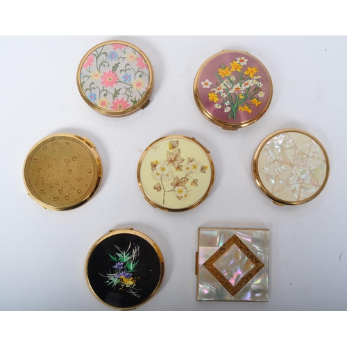 231 - A collection of seven vintage 20th Century make up compact cases. Comprising of Stratton, England, A... 