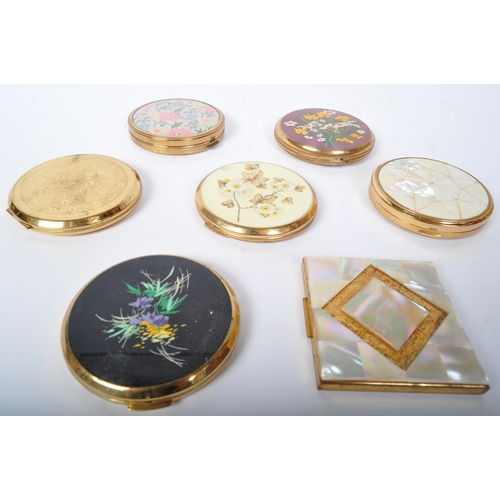 231 - A collection of seven vintage 20th Century make up compact cases. Comprising of Stratton, England, A... 