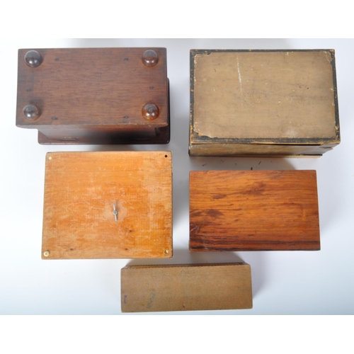 256 - An assortment of vintage 20th century wooden inlaid jewellery carillon / cigarettes boxes. The lot t... 