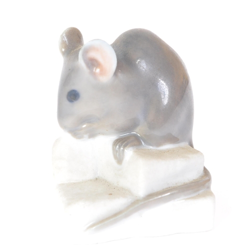 31 - Royal Copenhagen - Vintage 20th Century a ceramic mouse on sugar cubes. Measures approx. three cm hi... 