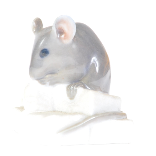 31 - Royal Copenhagen - Vintage 20th Century a ceramic mouse on sugar cubes. Measures approx. three cm hi... 