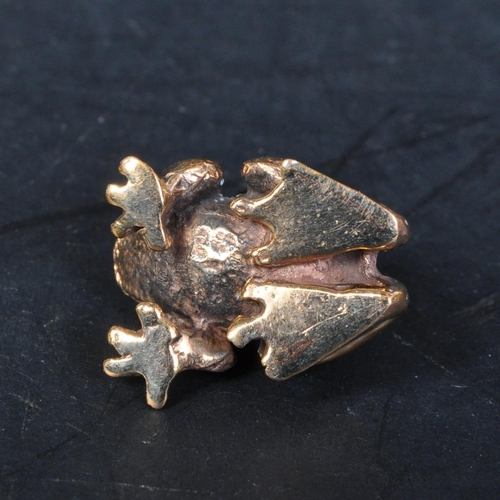 322 - A 20th century Victorian style brass cased frog pincushion. It measures approx. 2cm long.