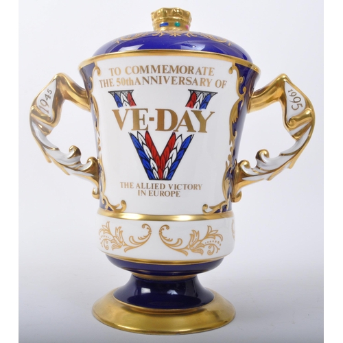 39 - Aynsley - A vintage 20th century Aynsley limited edition fine bone china lidded urn commemorating VE... 