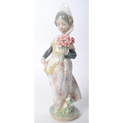 40 - Lladro - A vintage 20th century Spanish porcelain Lladro figurine 'Valencian Girl with Flowers'. No ... 